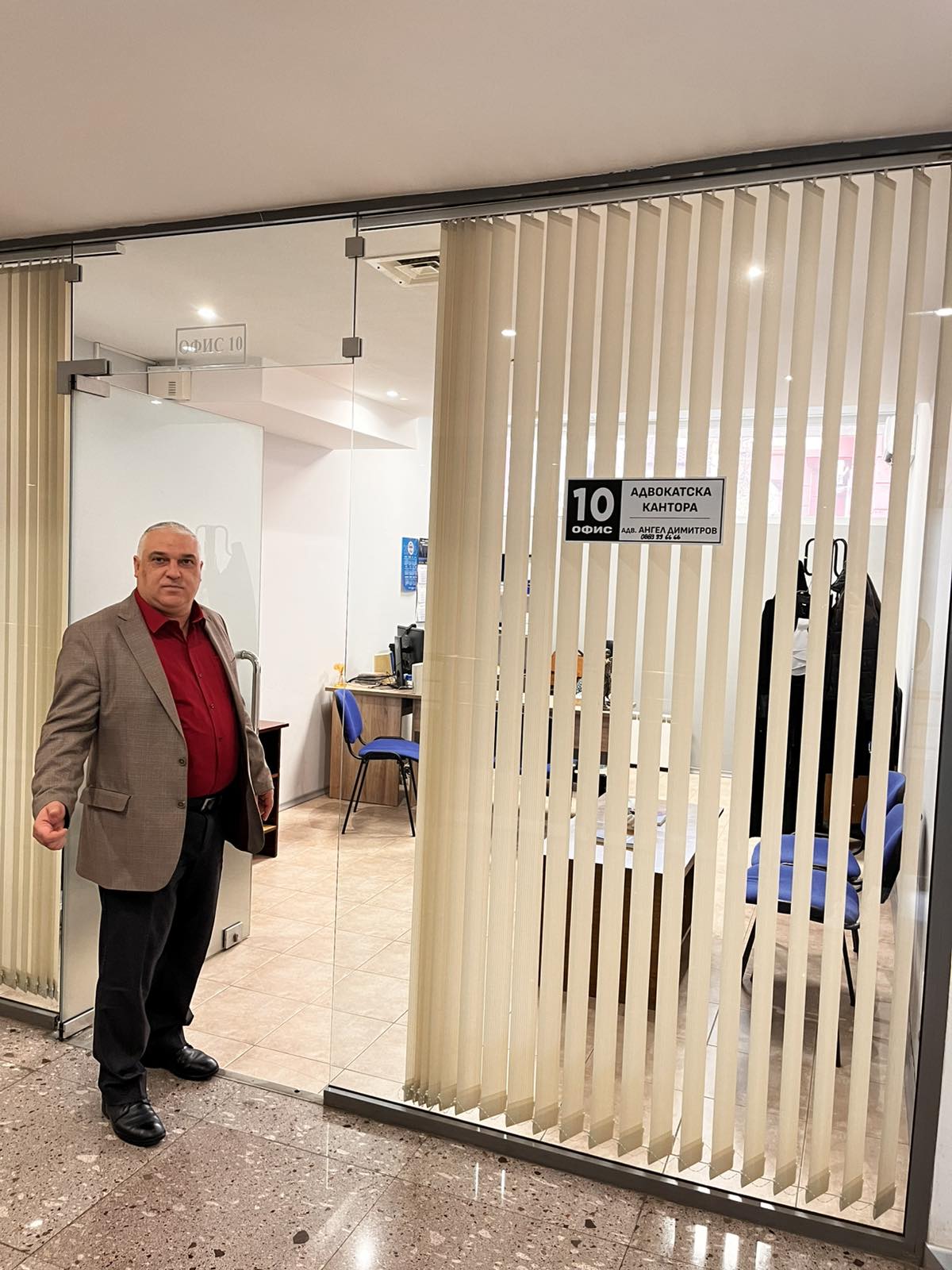 Адвокат Ангел Димитров пред офиса